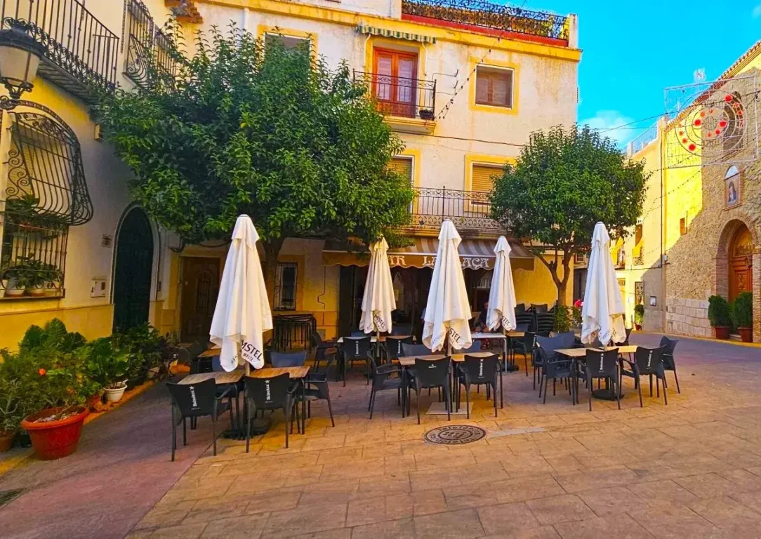 Bar La Plaza, Relleu