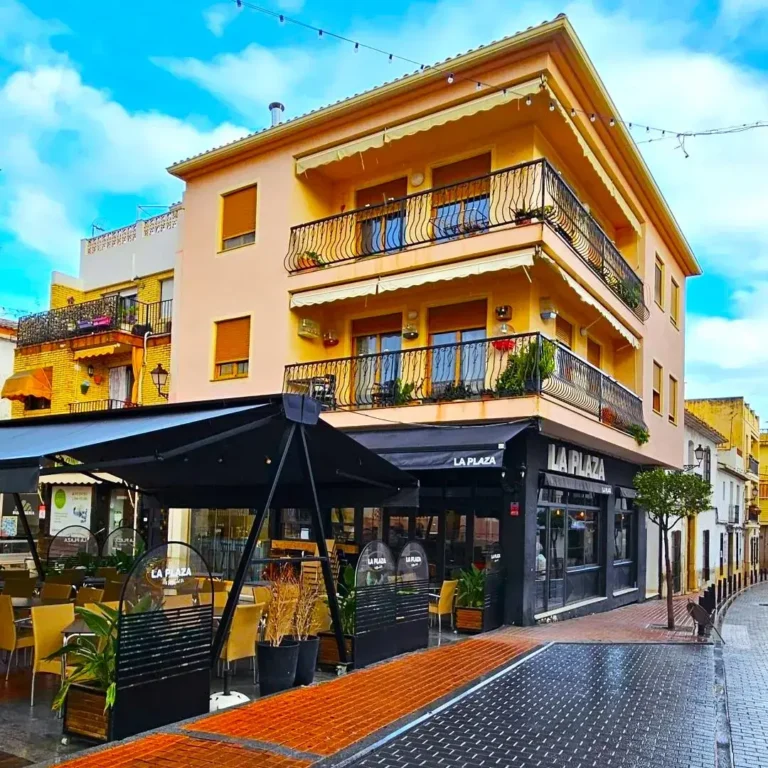 La Plaza, Alfas del Pi.